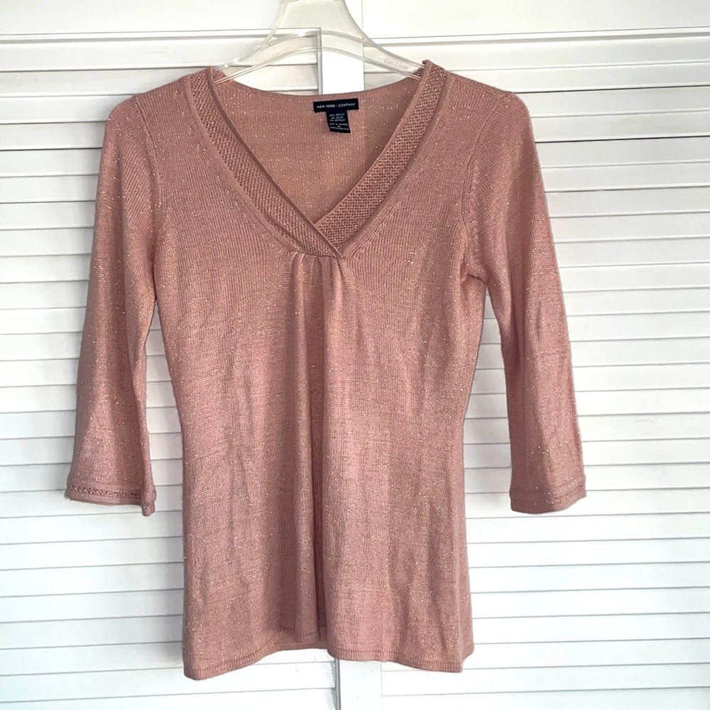 New York and Company v-neck sweater in pink, size medium